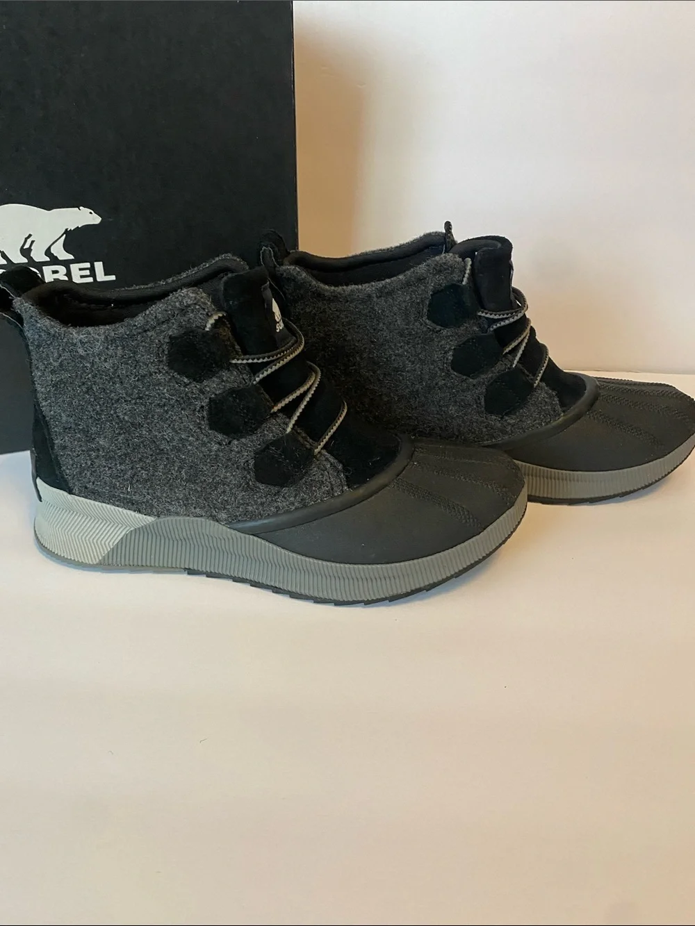 Sorel Woman’s Out N About Black and Gray Waterproof Duck Boots Size 9.5